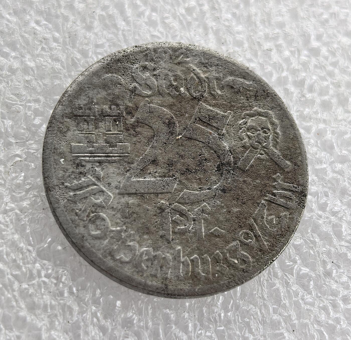 外国优质老铜币高银银币，周六九点倒数截拍，满百包邮，持续收拍 德国1921年伯恩堡市 25 芬尼紧急货币（Notgeld），正面铸伯恩堡水门地标，背面为市徽、麦穗与面值。一战后德国货币崩溃，地方政府发行锌质辅币应急，是魏玛初期恶性通胀与地方自治应对危机的历史见证。