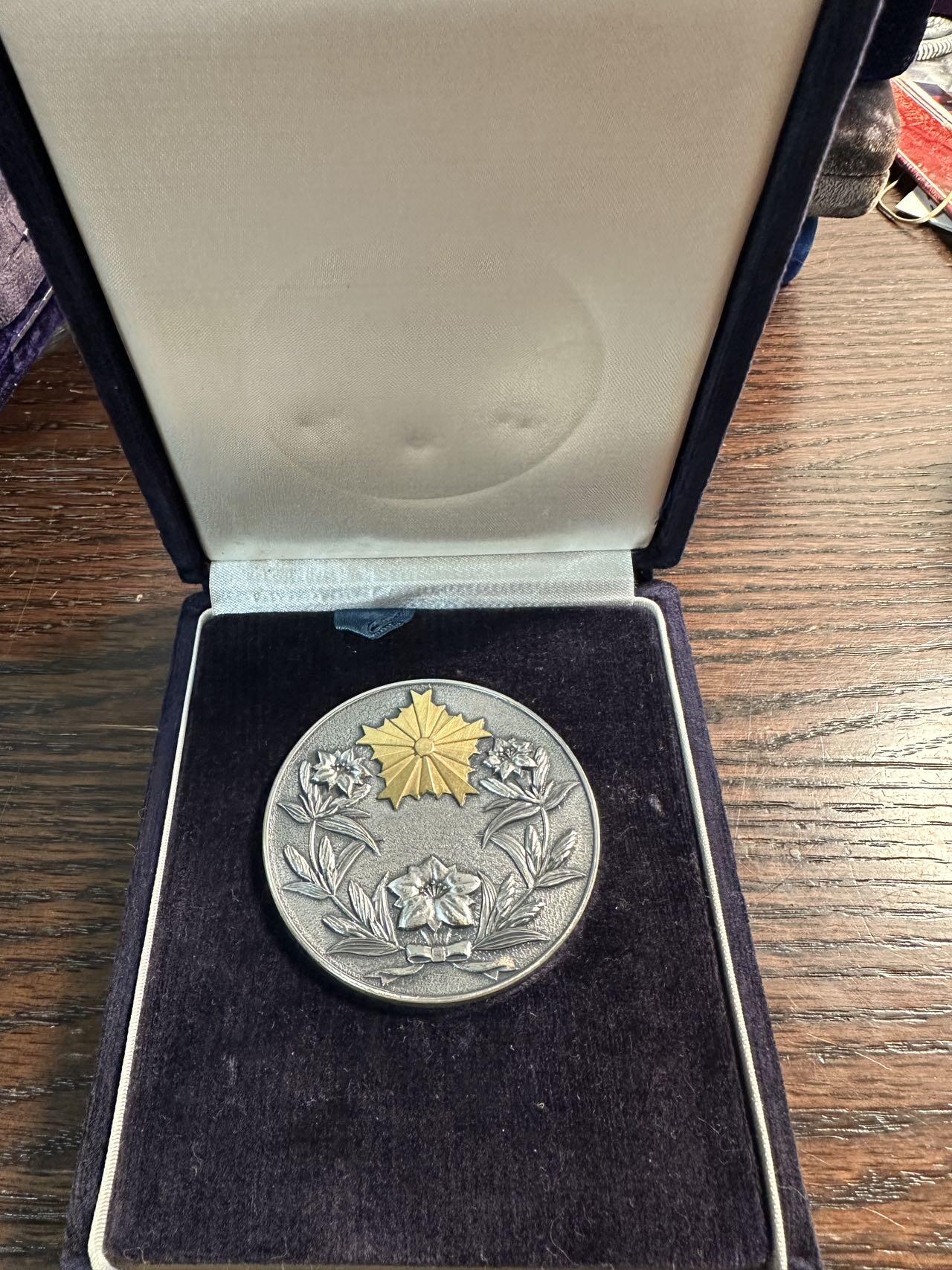 蒂克钱币-第57场 日本章 企业章拍卖  表彰长野县警察在“浅间山庄事件”（连合赤军轻井泽劫持人质事件）行动 纪念章 纹饰镀金 60mm120g