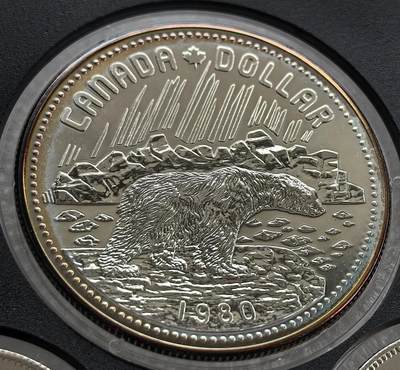 外国优质老铜币高银银币，周六九点倒数截拍，满百包邮，持续收拍 - 精制1980 年加拿大 1 元银币，正面为伊丽莎白二世头像，背面饰北极熊与北极冰川风光，尽显加拿大北极地域特色。银质光泽温润，品相完好，设计经典大气，是英联邦货币收藏的精品，兼具自然象征与历史收藏价值。