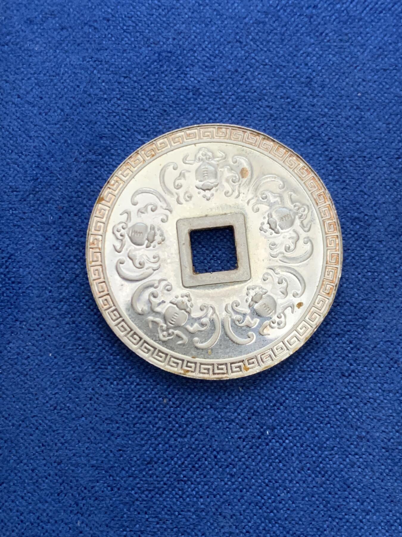 《竞宝斋》第462场 周日，周一，2场连拍 （全场包邮）欢迎送拍 中国生肖纪念1980年/2023年包银银砖2块（每块含999银10克），出入平安银饰一个，总重约28克，银砖上的金箔掉了所以不含金