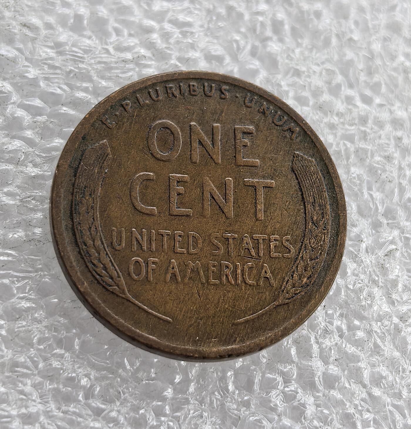 外国优质老铜币高银银币，周六九点倒数截拍，满百包邮，持续收拍 美国1920 年林肯 1 分铜币，正面铸林肯头像、“IN GOD WE TRUST” 与 “LIBERTY”，背面麦穗环绕面值及国名，百年麦穗版经典款，包浆自然、品相完整，是美国早期分币收藏入门佳选，兼具历史纪念与收藏价值。