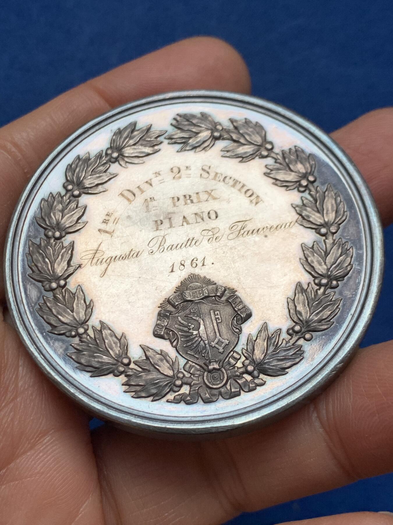 《竞宝斋》第462场 周日，周一，2场连拍 （全场包邮）欢迎送拍 瑞士1861年日内瓦音乐学院大银章 光边 79.4克 53mm