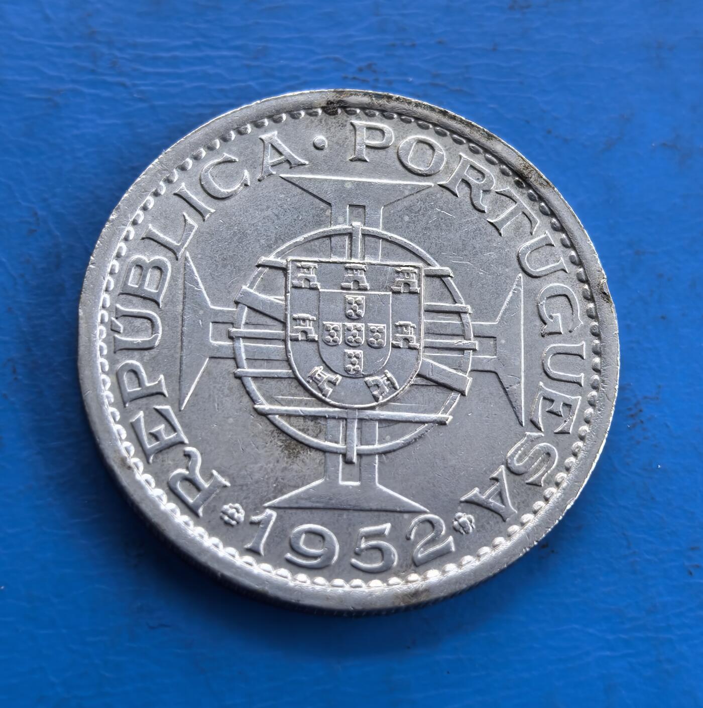 外国优质老铜币高银银币，周六九点倒数截拍，满百包邮，持续收拍 澳门1952 年伍圆银币，正面中西文 “澳门 / 伍圆 / 5 PATACAS” 环绕，葡式盾徽融龙、海浪、城堡元素，中西合璧；背面葡萄牙共和国铭文与十字纹章规整，纹饰精致，文字清晰，银质温润，尽显殖民时期钱币的独特美学。