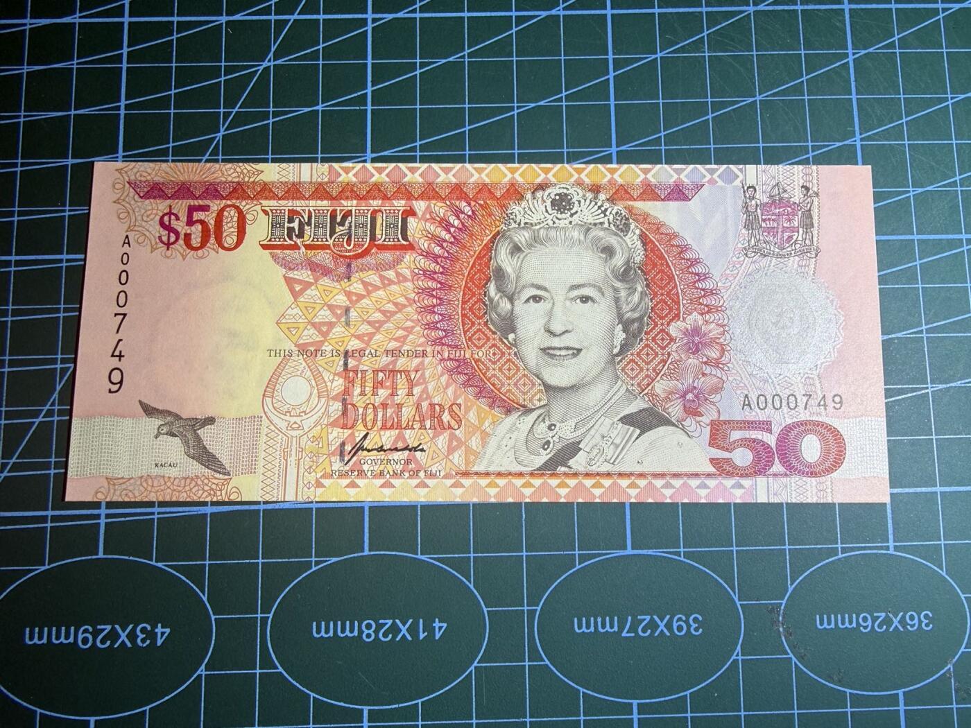 【炜奕收藏】，第五十八期，英属第三场 1996年斐济50元，UNC品相，A冠百位号