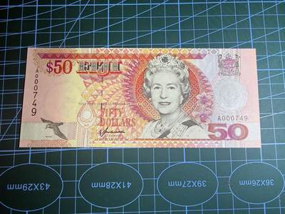 【炜奕收藏】，第五十八期，英属第三场 - 1996年斐济50元，UNC品相，A冠百位号