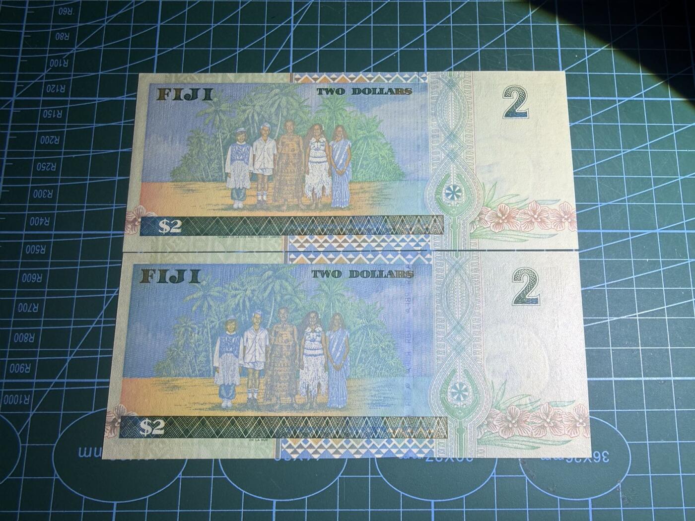 【炜奕收藏】，第五十八期，英属第三场 1996-2002斐济2元两张，UNC-/UNC品相，不同签名