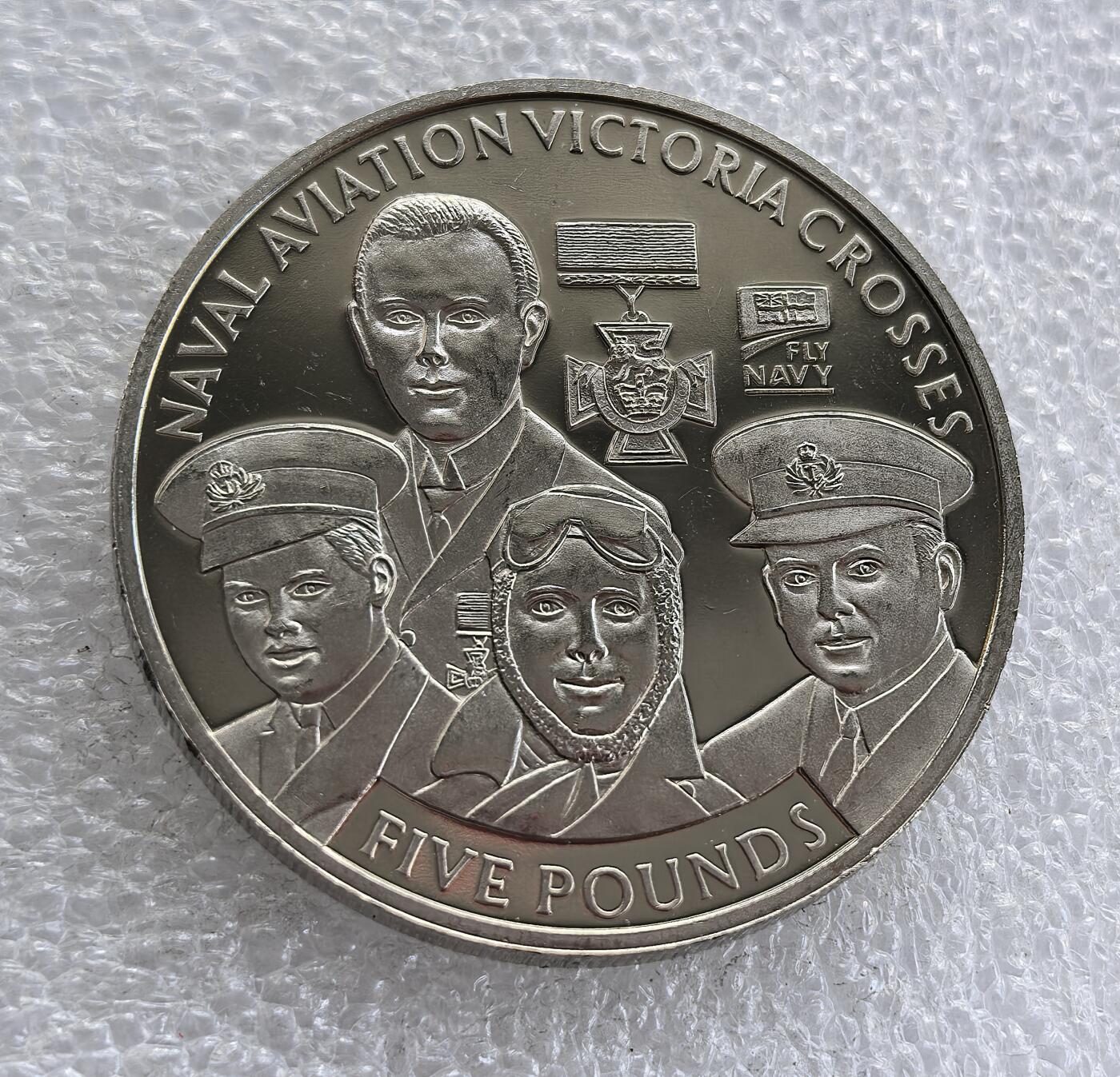 外国优质老铜币高银银币，周六九点倒数截拍，满百包邮，持续收拍 英属根西行政区2009 年 5 镑纪念币，主题为海军航空维多利亚十字勋章（Naval Aviation Victoria Crosses）。正面铸伊丽莎白二世头像与属地标识，背面刻画海军航空英雄群像，配维多利亚十字勋章与 “FLY NAVY” 标识，致敬海军航空领域获最高军功章的英雄，属英联邦军事主题经典纪念币。