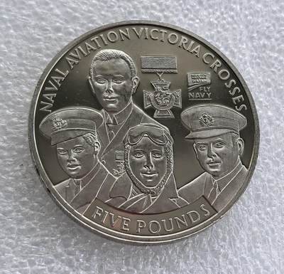 外国优质老铜币高银银币，周六九点倒数截拍，满百包邮，持续收拍 - 英属根西行政区2009 年 5 镑纪念币，主题为海军航空维多利亚十字勋章（Naval Aviation Victoria Crosses）。正面铸伊丽莎白二世头像与属地标识，背面刻画海军航空英雄群像，配维多利亚十字勋章与 “FLY NAVY” 标识，致敬海军航空领域获最高军功章的英雄，属英联邦军事主题经典纪念币。