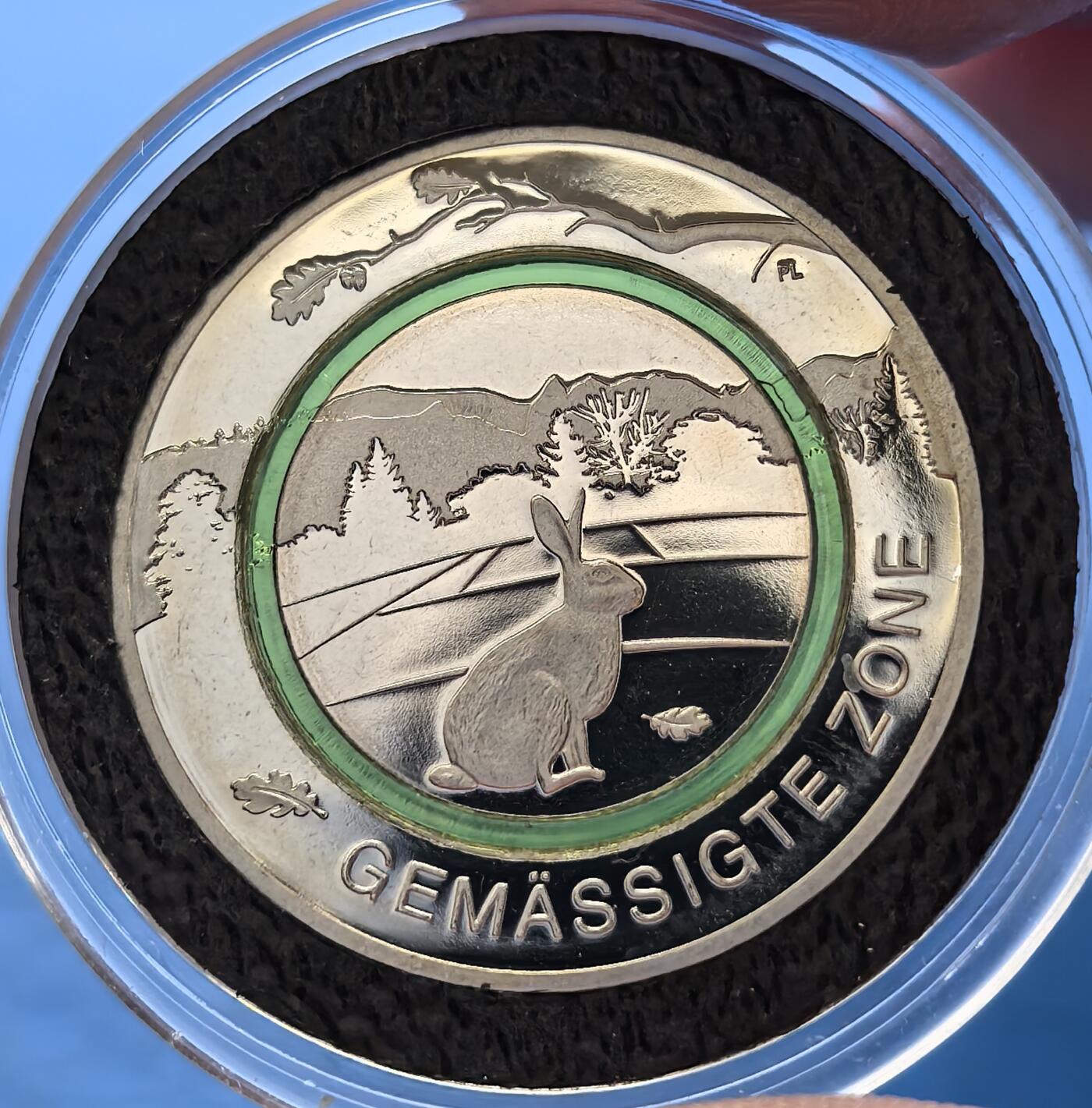 外国优质老铜币高银银币，周六九点倒数截拍，满百包邮，持续收拍 德国 2019 年 5 欧元 “温带区域” 纪念币，正面以野兔与山林景观为核心，搭配 “GEMÄSSIGTE ZONE” 字样，生动展现温带生态；背面是联邦之鹰国徽，外环欧盟星标，结合绿色环带设计，兼具自然主题与欧元货币特征