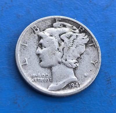 外国优质老铜币高银银币，周六九点倒数截拍，满百包邮，持续收拍 - 美国1941 年墨丘利 10 美分银币，正面带翼自由女神头像雕刻细腻，翅膀纹理与面部轮廓传神，铭文、年份清晰；背面束棒配橄榄枝，国名、面值及格言环绕，纹饰对称精致，银质包浆温润，尽显美式钱币的经典工艺与美学