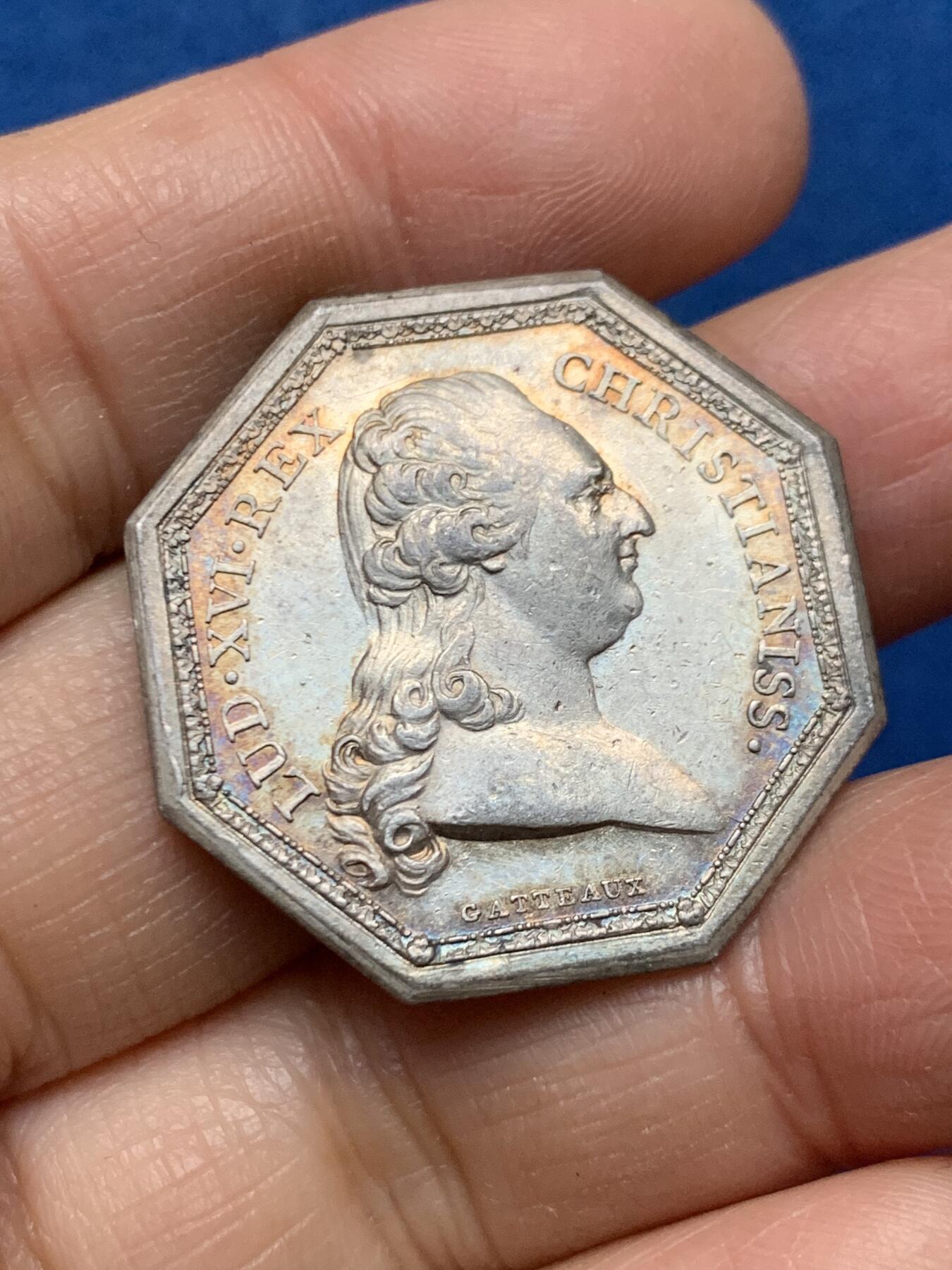 《竞宝斋》第462场 周日，周一，2场连拍 （全场包邮）欢迎送拍 法国17XX年路易十六皇家宝藏八角银质代币，背面花纹组成皇家纹章，原铸无边铭，31.5mm，11.8克