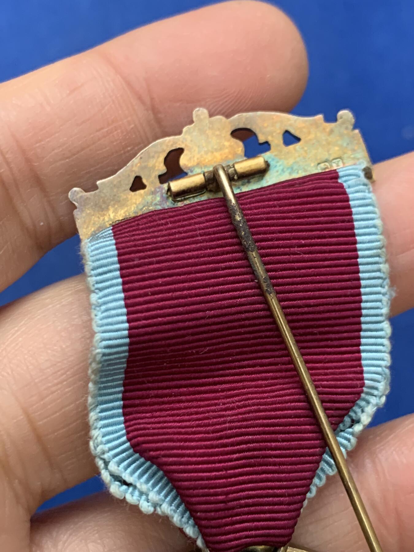 《竞宝斋》第462场 周日，周一，2场连拍 （全场包邮）欢迎送拍 英国1949年共济会镀金银章。工艺精湛，走狮银标清晰，金水珐琅饱满，伦敦原盒。共济会是西方颇带神秘色彩的组织，美元钞票上某些图案的来源。总重约30.6克