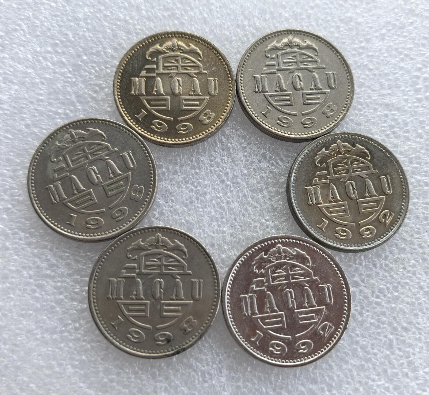 外国优质老铜币高银银币，周六九点倒数截拍，满百包邮，持续收拍 1998 年澳门壹圆6枚，正面为东望洋灯塔图案，背面是澳门徽标与年份。东望洋灯塔是澳门地标，见证澳门殖民与回归前的历史，属澳门回归前流通辅币，是澳门钱币收藏的基础品种。
