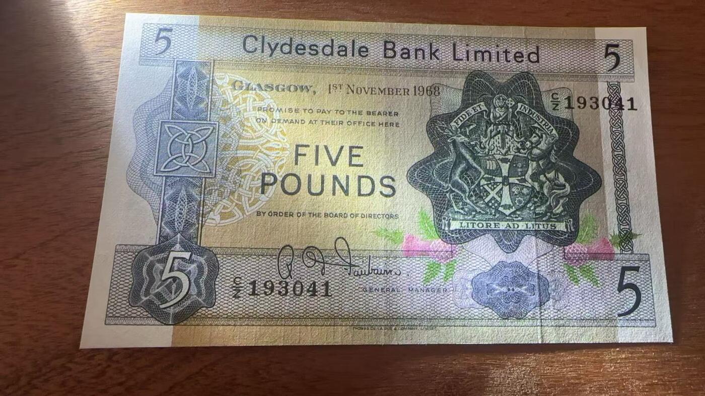 徐霞客拍卖首拍 苏格兰克莱兹银行 1968 5镑 UNC- 193041 这张纸币由苏格兰克莱兹代尔银行于1968年11月1日在格拉斯哥发行，延续了英国独一无二的“私人发钞”传统。克莱兹代尔银行作为苏格兰最具代表性的本土银行之一，这张5英镑券不仅是流通工具，更是苏格兰金融文化的“活化石”。作为苏格兰私人银行券的早期品种，全新品相存世量已十分稀少。