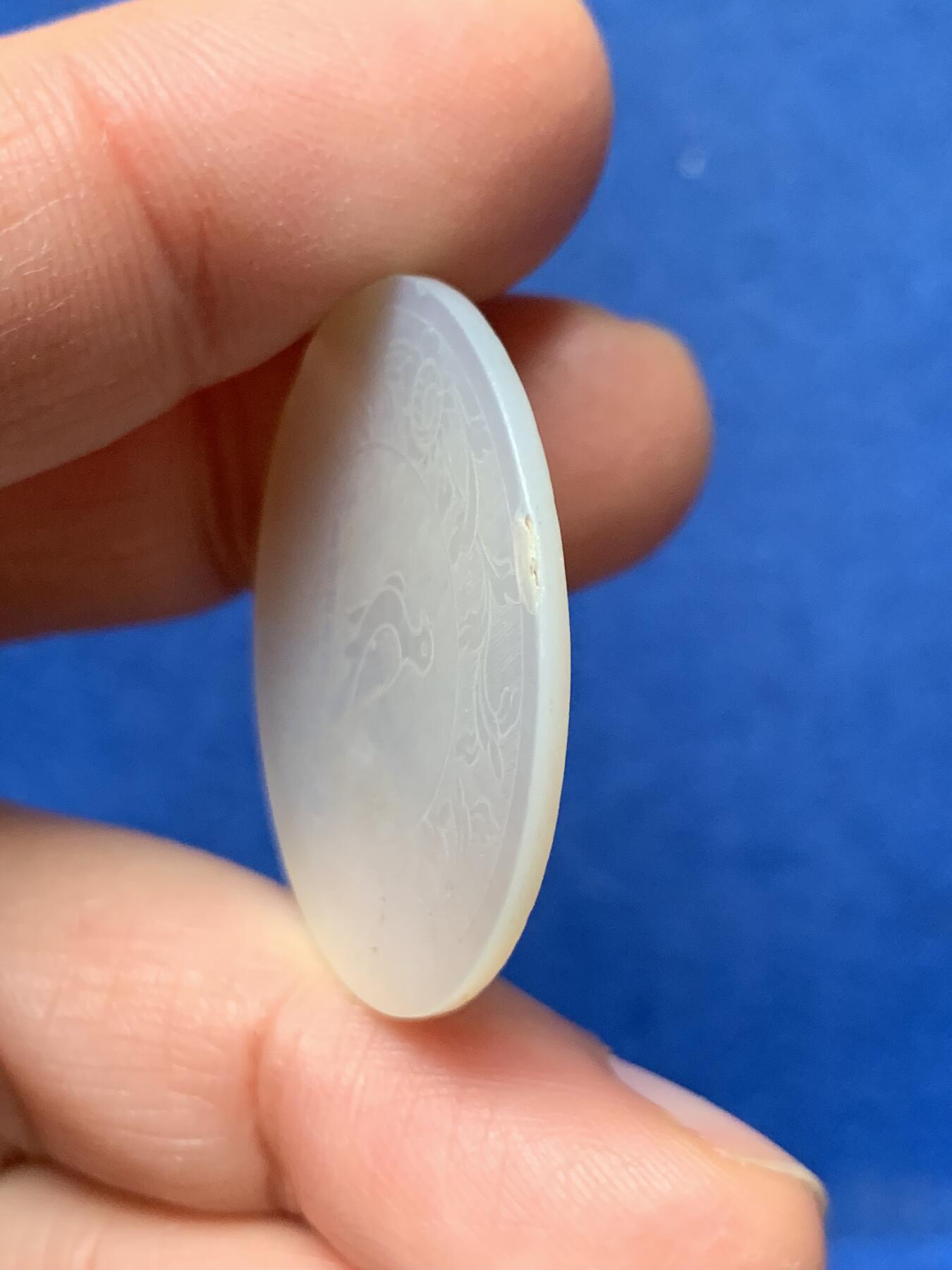 《竞宝斋》第462场 周日，周一，2场连拍 （全场包邮）欢迎送拍 英国回流 清螺钿贝母筹码或代币。手工精雕，图样中西合璧，莹光宝气，大片圆形款。