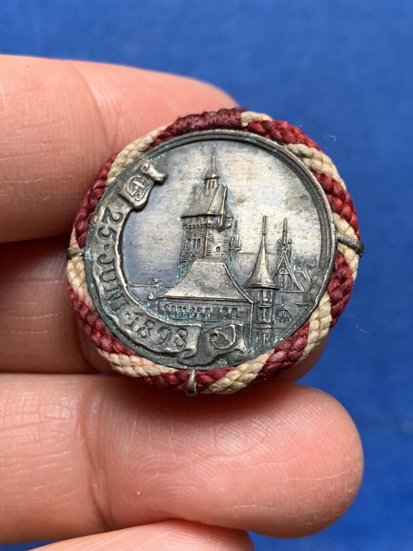 《竞宝斋》第462场 周日，周一，2场连拍 （全场包邮）欢迎送拍 德国汉堡市建城700周年纪念章 中央雕刻的是汉堡市的标志性建筑-圣尼古拉教堂，这座教堂曾是世界上最高的建筑之一，如今虽已毁于二战，但其钟楼仍作为战争纪念碑保留至今。8.9克 27.7mm