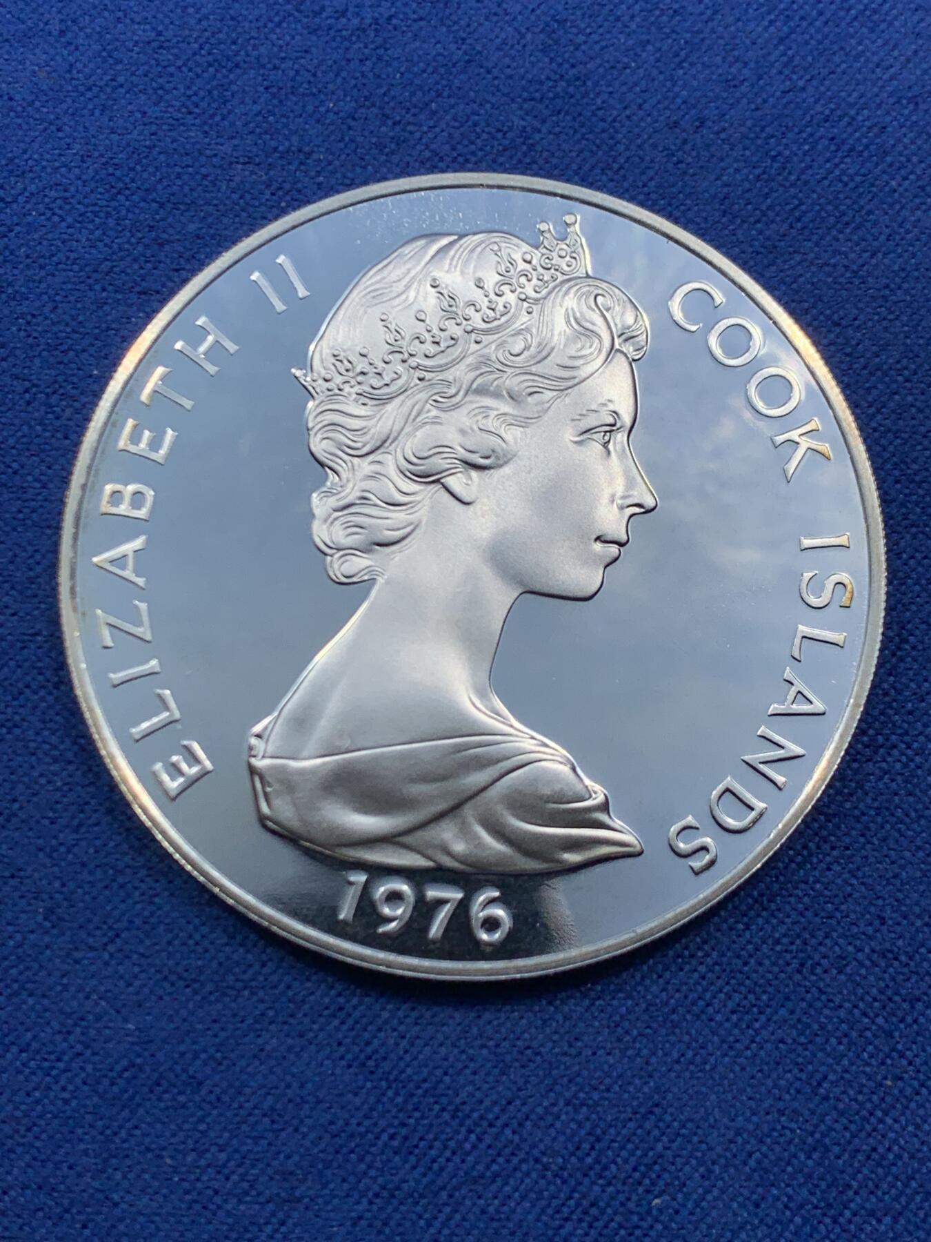 《竞宝斋》第462场 周日，周一，2场连拍 （全场包邮）欢迎送拍 库克群岛 1976年 芒加亚翠鸟 5元 精制银币 500银 27.3克