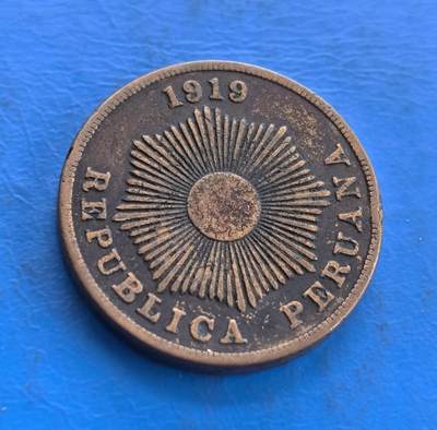 外国优质老铜币高银银币，周六九点倒数截拍，满百包邮，持续收拍 - 秘鲁1919 年 2 分铜币，正面以秘鲁国徽核心的放射状太阳纹为主体，搭配国名与年份，雕刻规整；背面 “DOS CENTAVOS” 居中，花卉花环配蝴蝶结纹饰细腻，铜质包浆古朴，融合南美国徽特色与欧式装饰风，工艺精致。