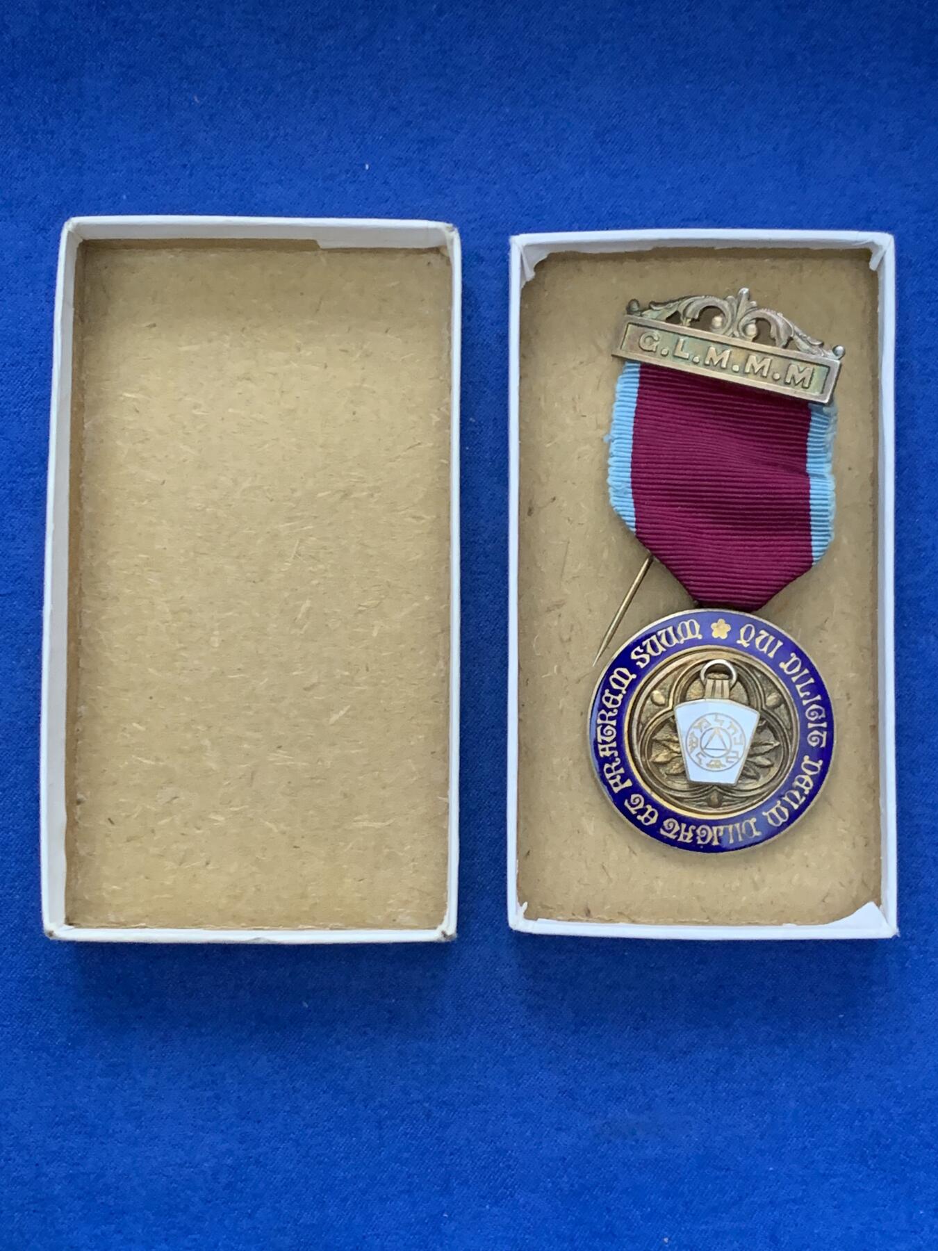 《竞宝斋》第462场 周日，周一，2场连拍 （全场包邮）欢迎送拍 英国1949年共济会镀金银章。工艺精湛，走狮银标清晰，金水珐琅饱满，伦敦原盒。共济会是西方颇带神秘色彩的组织，美元钞票上某些图案的来源。总重约30.6克