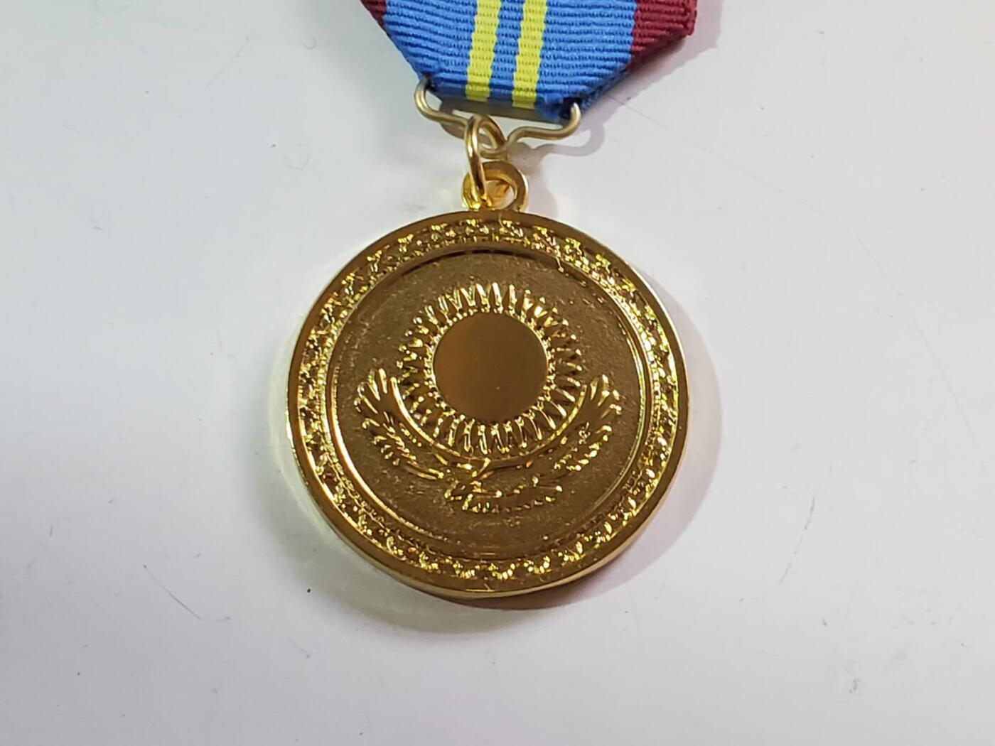 韵星假日拍卖第三十八期 -- Rimey Holidays Auction 38 哈萨克斯坦共和国议会服务三十年奖章 铜镀金 极品品相 非常少见的奖章和国家 非常厚重制作精良