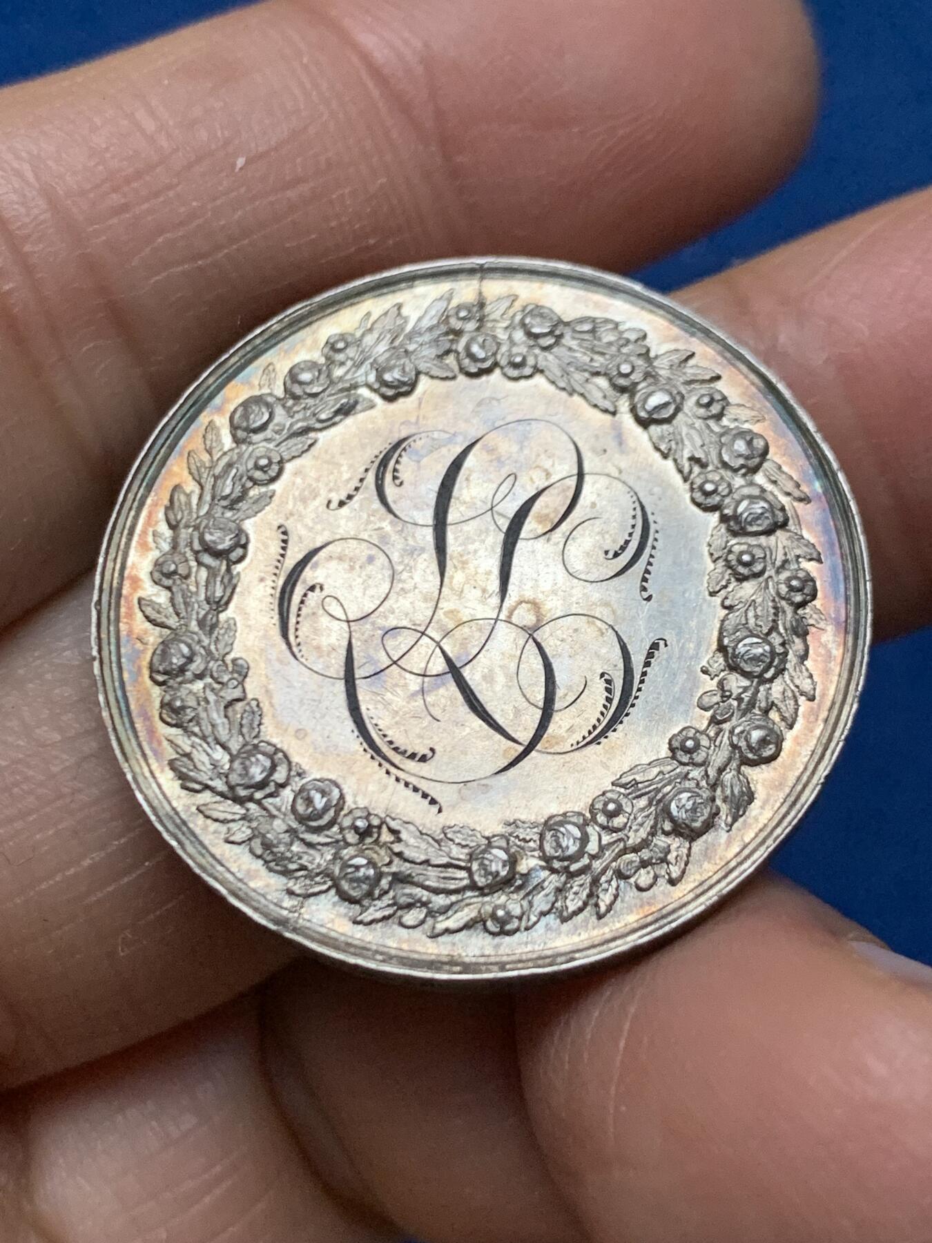 《竞宝斋》第462场 周日，周一，2场连拍 （全场包邮）欢迎送拍 法国1866年结婚纪念银章，30.2mm，11.8克，蜜蜂边铭，五彩包浆。