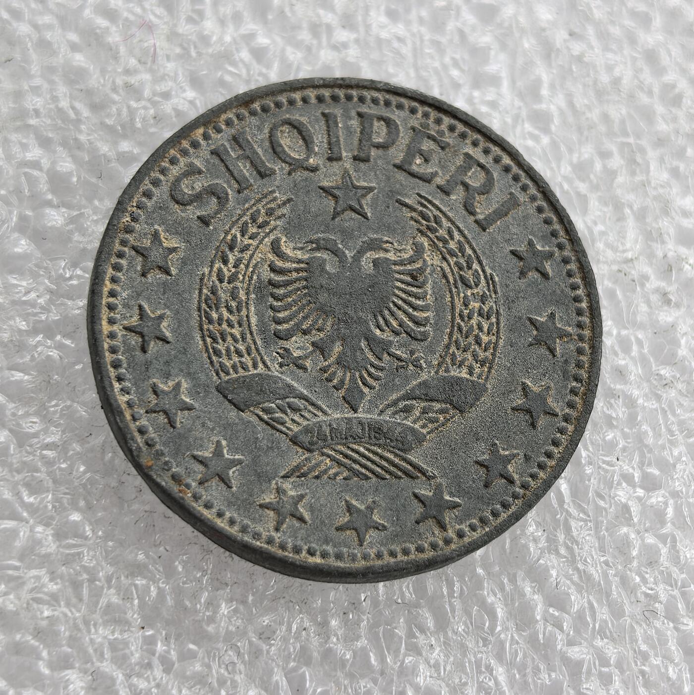 外国优质老铜币高银银币，周六九点倒数截拍，满百包邮，持续收拍 阿尔巴尼亚 1957 年2 列克锌币，正面铸双鹰国徽与国名，背面星圈环绕面值及年份，设计庄重典雅。锌币材质少见，包浆自然、品相完整，是东欧小众货币收藏的特色佳品，历史与收藏价值兼具。