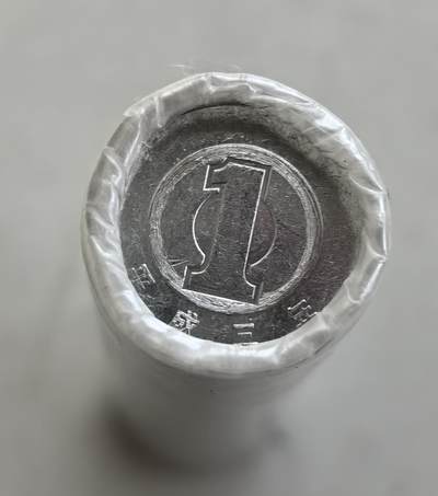 外国优质老铜币高银银币，周六九点倒数截拍，满百包邮，持续收拍 - 日本平成二十六年1 日元为原卷 50 枚未拆，品相完好。1 日元是日本经典流通辅币，原卷保存状态佳，兼具收藏与投资价值，是日系钱币收藏的优选。