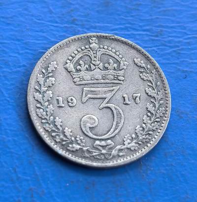 外国优质老铜币高银银币，周六九点倒数截拍，满百包邮，持续收拍 - 英国1917 年 3 便士银币，正面乔治五世头像雕刻细腻传神，铭文环绕排布规整；背面皇冠衬数字 3，月桂枝对称环绕，年份清晰醒目，纹饰典雅古朴，银质包浆温润，尽显一战时期英伦钱币的精湛工艺与经典美学。