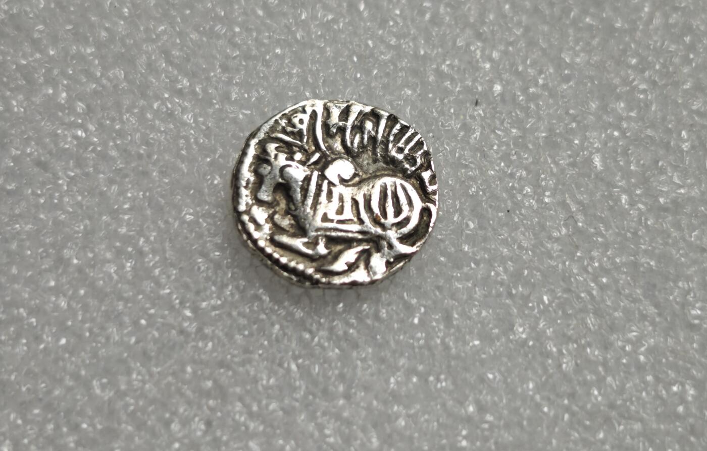 瓶子🏺第227期拍卖会  公元800年沙希王朝牛瘤骑士打制银币  2.75克