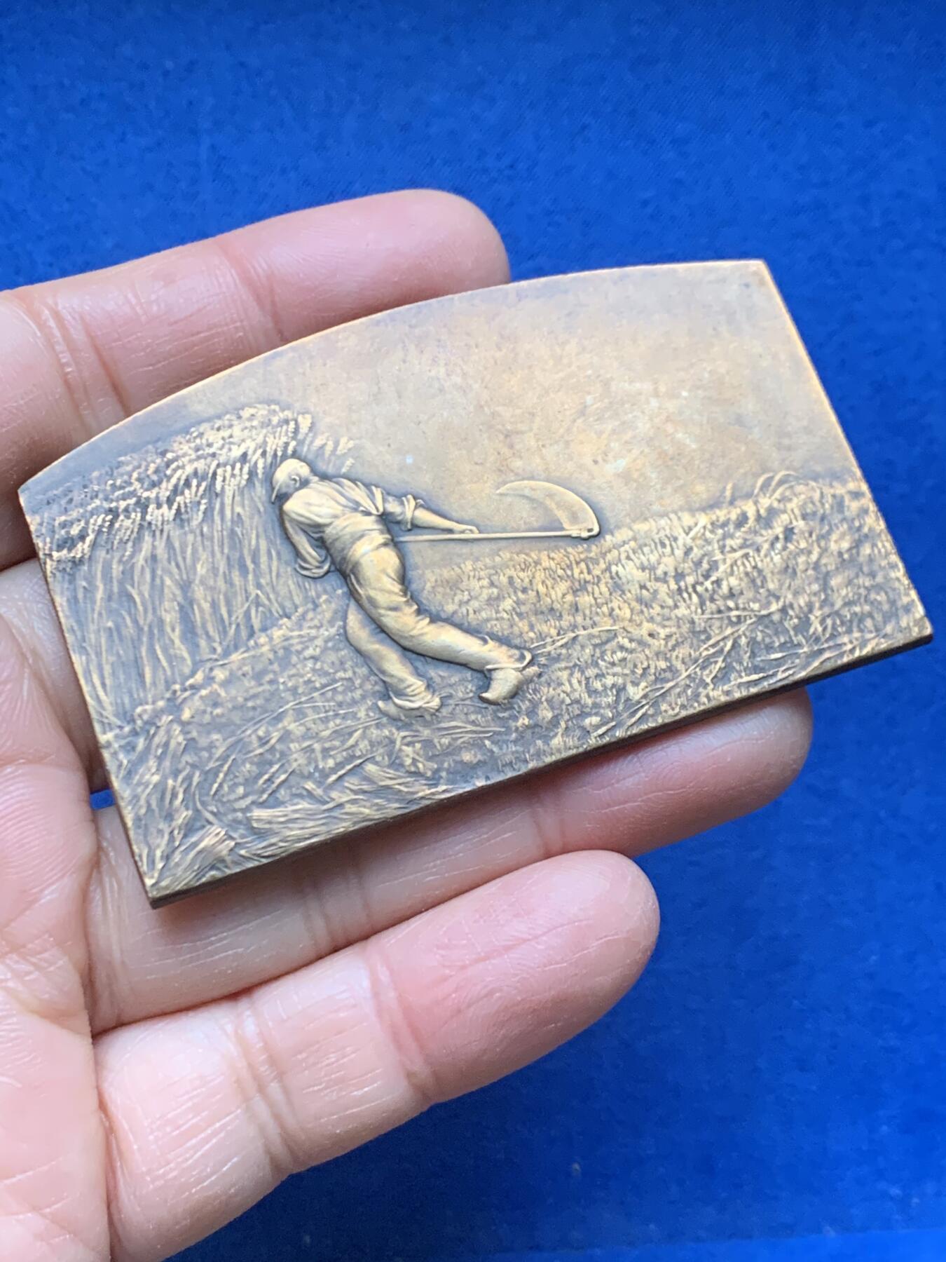 《竞宝斋》第462场 周日，周一，2场连拍 （全场包邮）欢迎送拍 法国雕刻Coudray 名作《农耕与丰收》。大规格双面高浮雕作品品相佳。直径：70mm*44mm，重约：65.8g