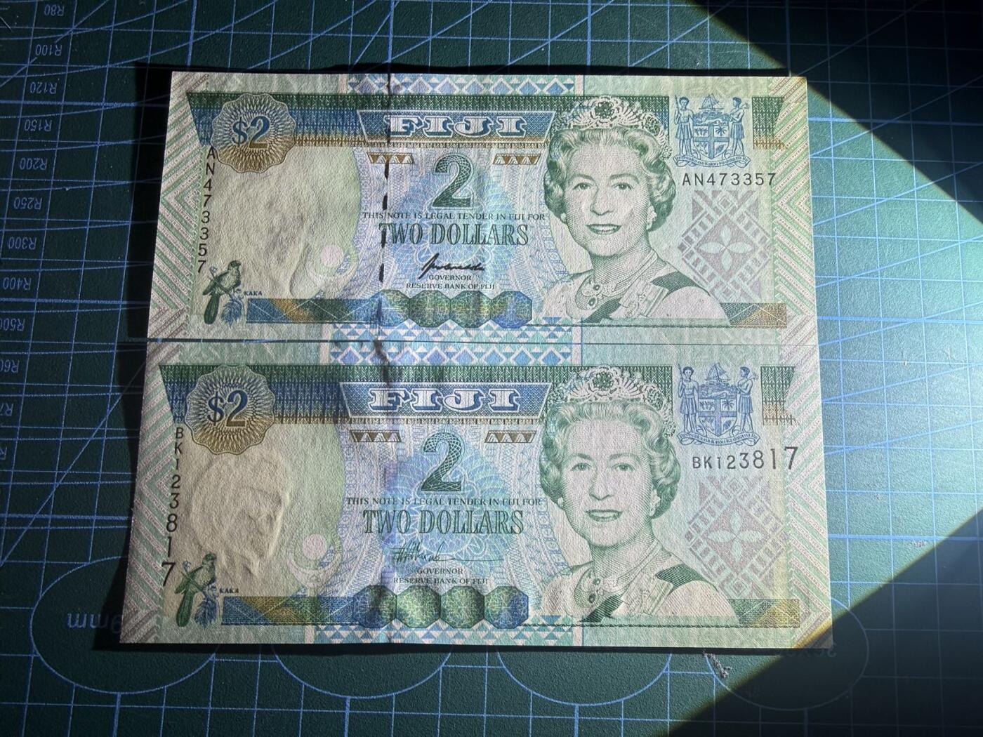 【炜奕收藏】，第五十八期，英属第三场 1996-2002斐济2元两张，UNC-/UNC品相，不同签名