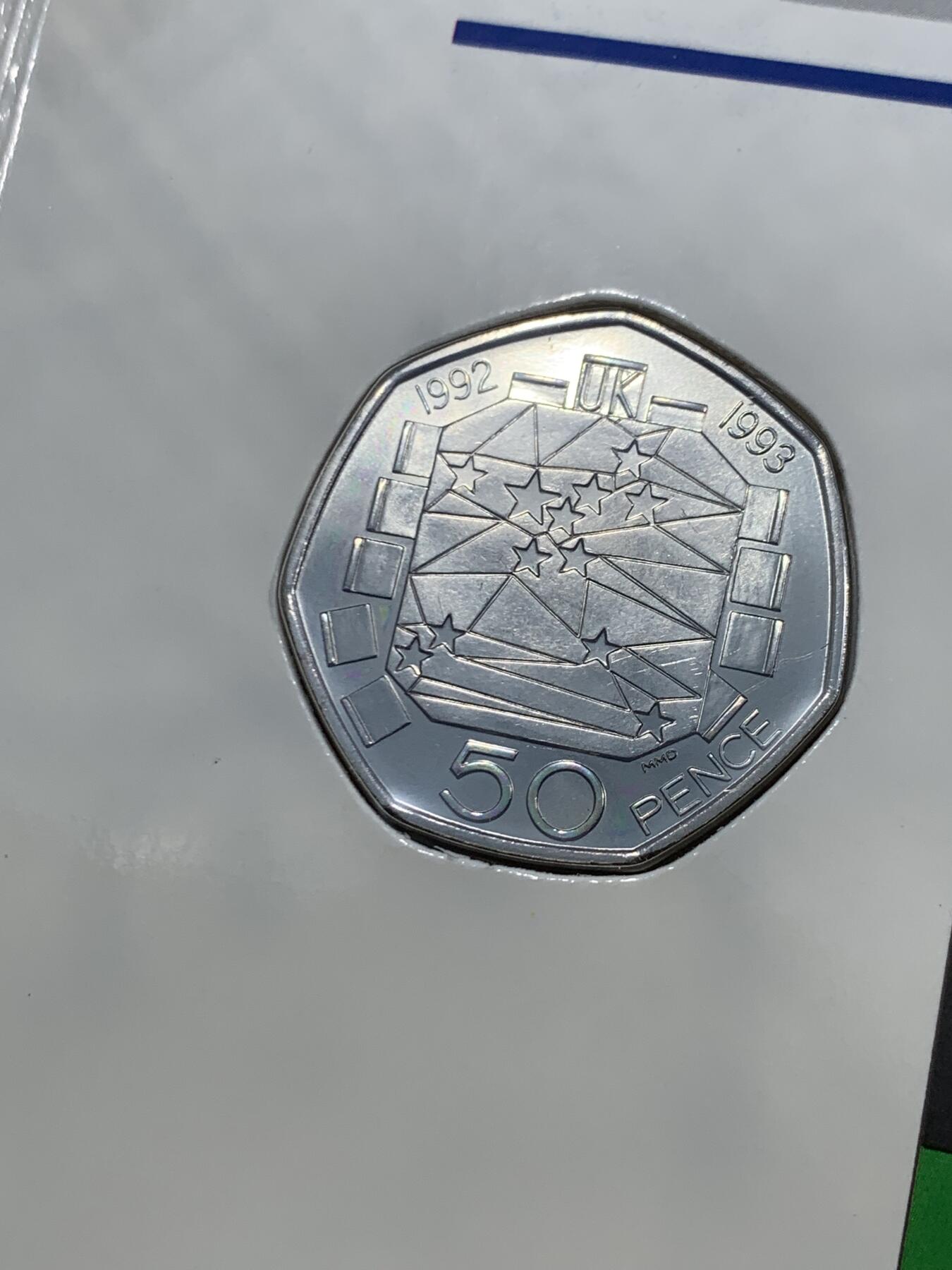 《竞宝斋》第462场 周日，周一，2场连拍 （全场包邮）欢迎送拍 英国1992年套币，带1枚1英镑橡树纪念币，1枚50便士欧洲部长理事会轮值主席纪念币，9枚币，册证齐全，品相精美