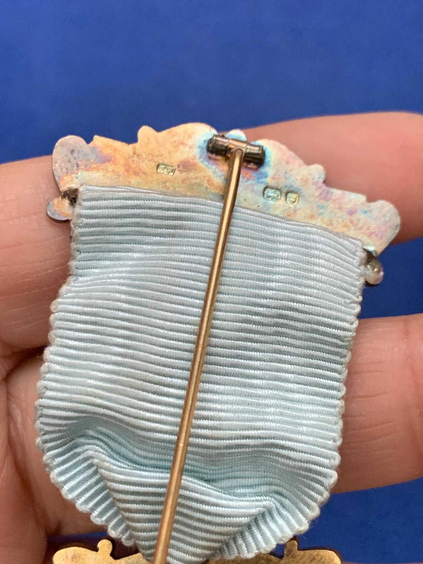 《竞宝斋》第462场 周日，周一，2场连拍 （全场包邮）欢迎送拍 英国1959年共济会镀金银章。设计奢美，工艺精湛，走狮银标清晰，金水饱满，细节见图。总重约32.7克