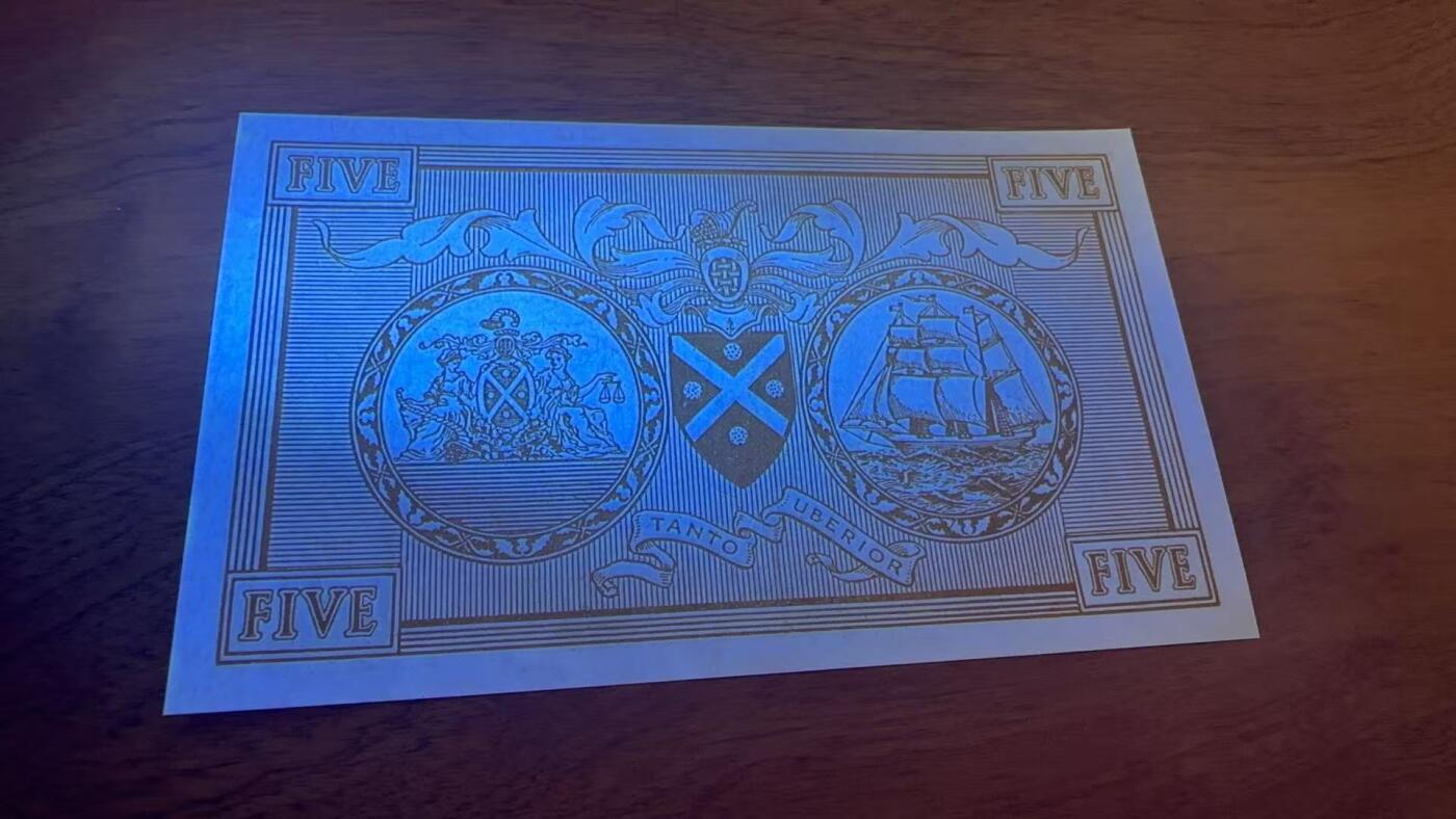 徐霞客拍卖首拍 	苏格兰/苏格兰银行	P-106c 1967年5镑	UNC-	G982032	是苏格兰最古老发钞行的经典品种。它采用金蓝双色凹版印刷，顶部的正义女神与苏格兰纹章图案极具辨识度，保留“承诺按需兑换”的古老金融表述，见证苏格兰私人发钞传统，存世稀少，是苏格兰金融史与工艺美学的双重载体，极具收藏价值。			