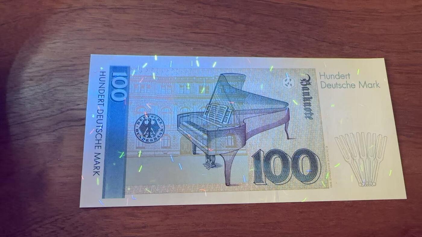 徐霞客拍卖首拍 德国	P-41c 1993年100马克  DN3387932K9		 UNC-	纸币背景融入里拉琴与法兰克福城市景观，呼应了克拉拉的音乐身份，以女性音乐家为主题的纸币在世界货币中较为少见，兼具艺术、文化与历史三重价值，是纸币收藏中的热门题材。德国马克纸币因设计精美、工艺精湛，在全球纸币收藏界享有极高声誉，该版100马克更是其中的标杆品种				
