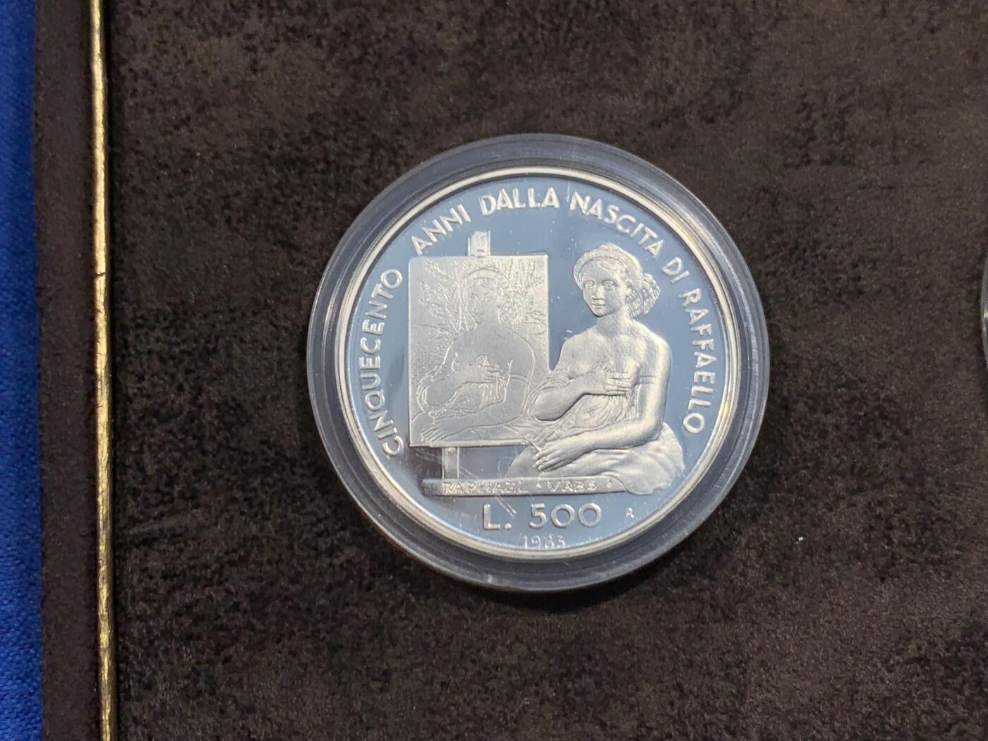 《竞宝斋》第462场 周日，周一，2场连拍 （全场包邮）欢迎送拍 圣马力诺 1983年 835精制银币套币 少见的麂皮封装盒 500里拉11克 1000里拉14.6克