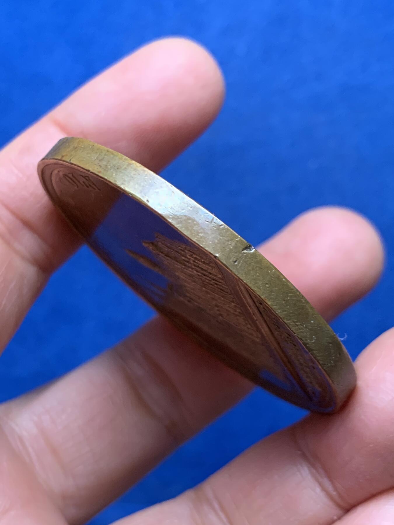 《竞宝斋》第462场 周日，周一，2场连拍 （全场包邮）欢迎送拍 1880年德国科隆大教堂建成纪念大铜章。双面高浮雕，稀有品种，正面:克隆大教堂建筑景观，刻画极其精美，背面:东方三博士朝圣，庆祝耶稣降生，著名的宗教场景。达芬奇，波提切利画作。直径：50.5mm，重：57.7g。