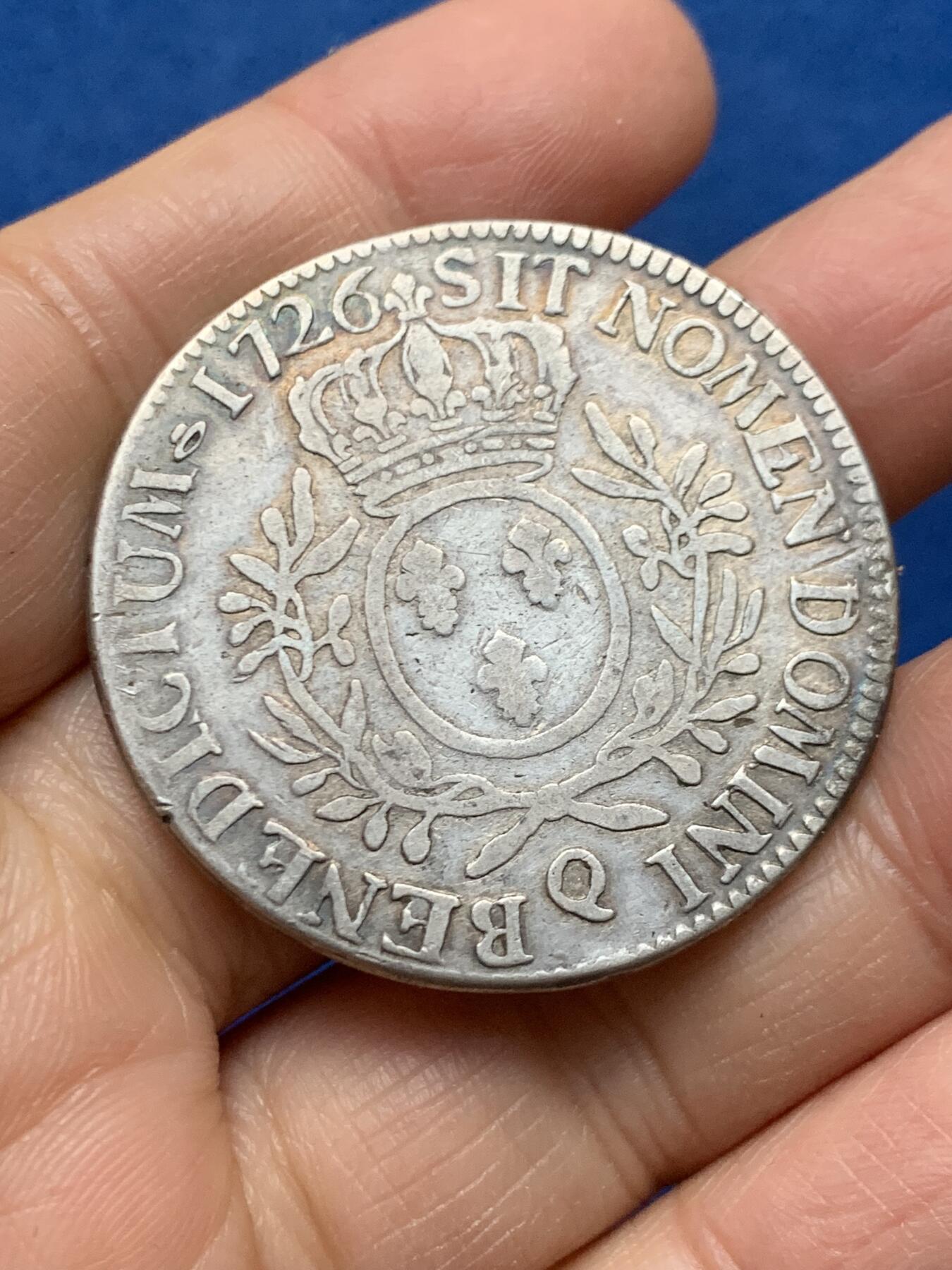 《竞宝斋》第462场 周日，周一，2场连拍 （全场包邮）欢迎送拍 法国1726年路易十五年轻头像1埃居大银币，Q版佩皮尼昂造币厂。