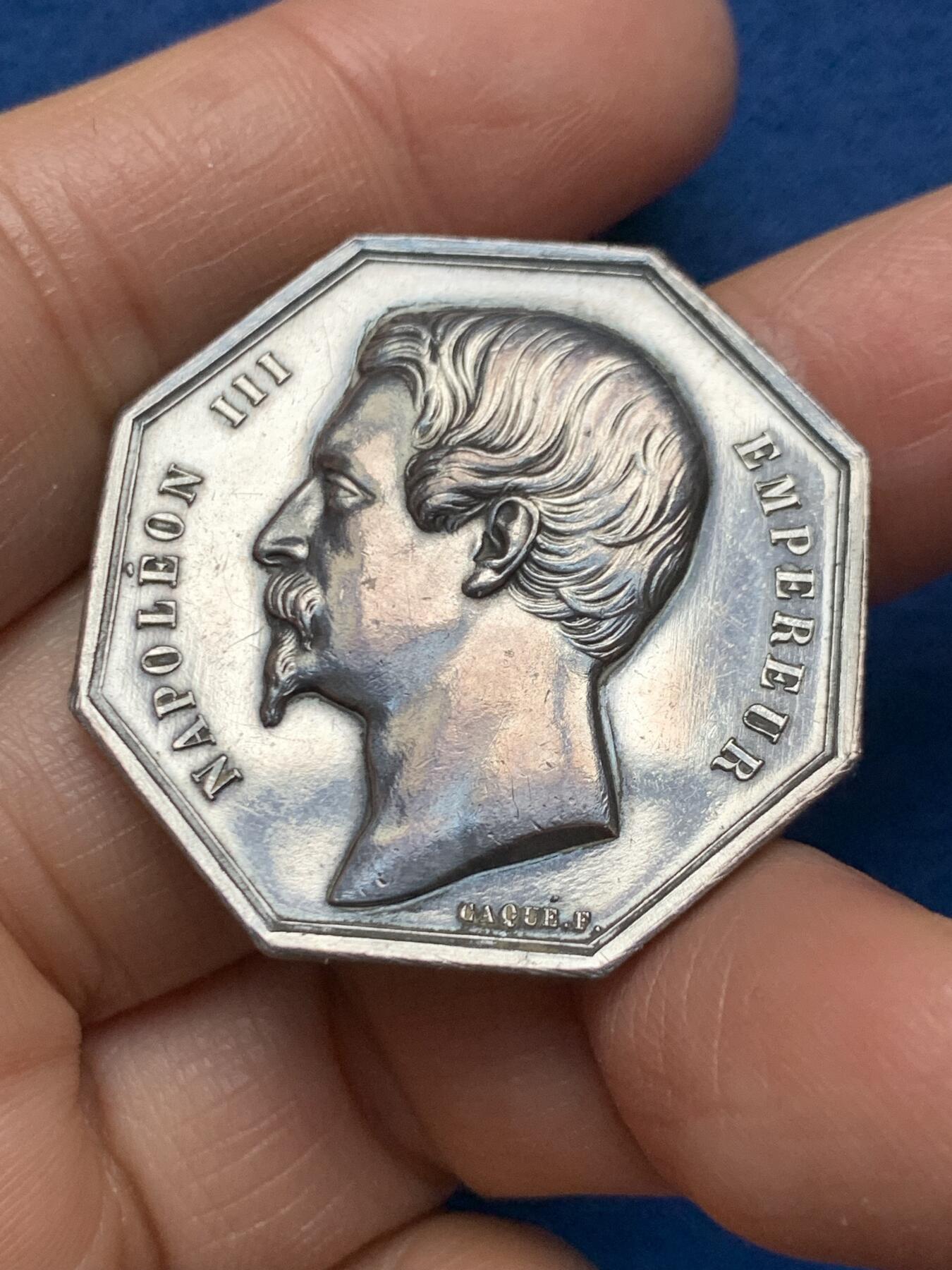 《竞宝斋》第462场 周日，周一，2场连拍 （全场包邮）欢迎送拍 法国马赛商会八角银质代币 蜜蜂银标 18.5克 34.6mm