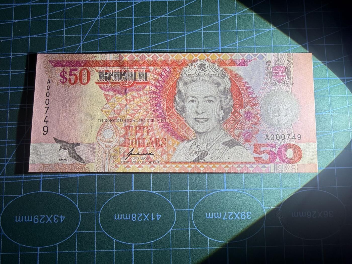 【炜奕收藏】，第五十八期，英属第三场 1996年斐济50元，UNC品相，A冠百位号