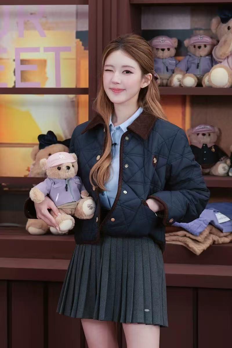 零元拍：赵露思亲笔签名韩国依恋集团旗下最热少女线品牌TeenieWeenie官方礼盒！仅有盒子呦，不含里面小熊，总共就抽了不到30个，喜欢露露的朋友且拍且珍惜啦~