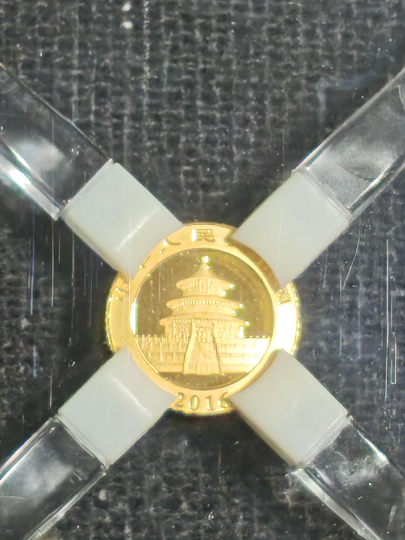 刘世昌艺术品销售中心～虎踞龙蟠*金杨在线联拍群第516期 2016年1克熊猫金币（源泰评级   100分   串号：20603020）1枚。