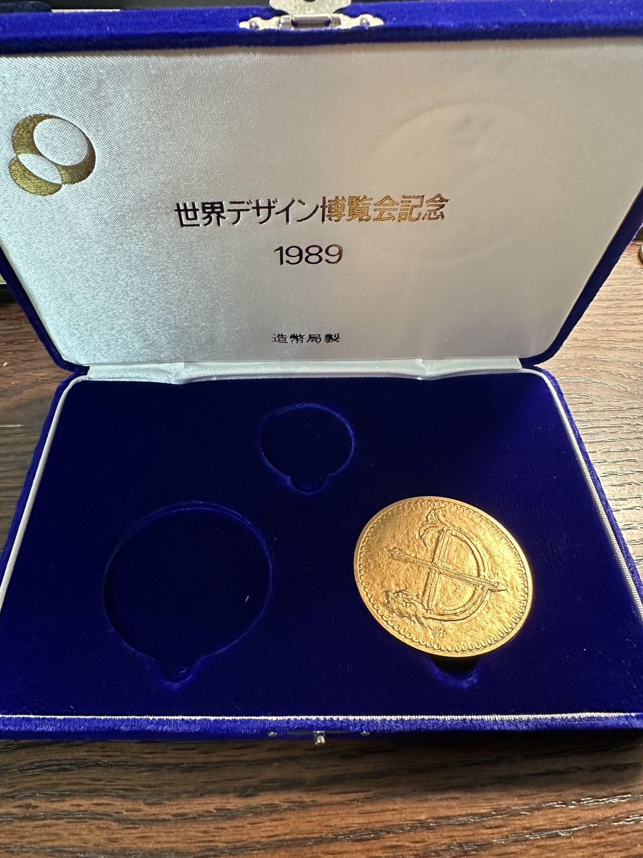 蒂克钱币-第57场 日本章 企业章拍卖  造币局制1989年世界博览会镀金章 50mm 66g 绒布盒尺寸在190*120mm 左右