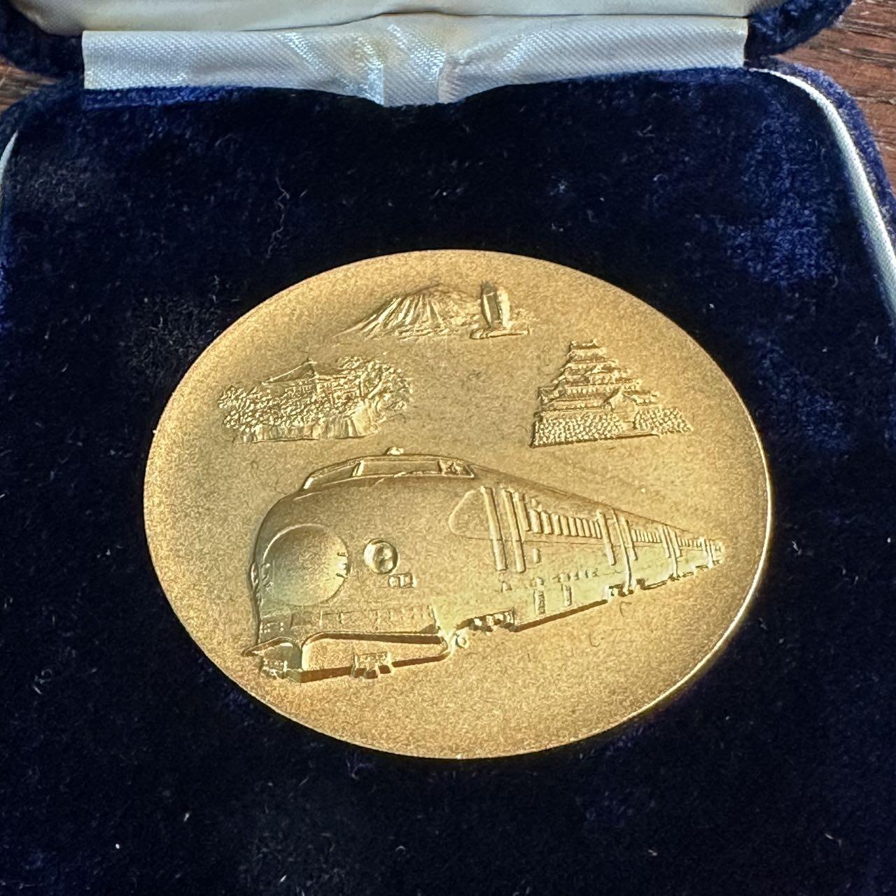 蒂克钱币-第57场 日本章 企业章拍卖  日本 上越新干线 开业纪念镀金章54mm 95g