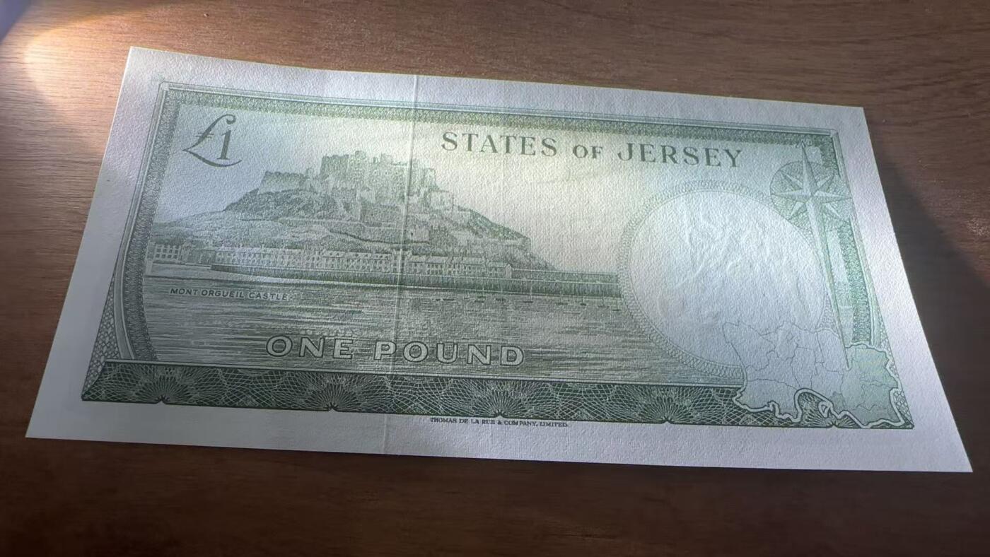 徐霞客拍卖首拍 泽西岛	P-8a 1963年1镑		E809473		unc-	泽西岛作为英国皇家属地，这张纸币发行于战后经济稳定期，是英联邦体系下地方货币自治的体现，币面伊丽莎白二世肖像与泽西岛纹章（持狮图案）结合，既彰显英王室的政治关联，又保留了泽西岛的本土身份标识，反映了属地的双重文化属性。作为泽西岛独立发行的法定货币，它是研究20世纪末英皇家属地货币体系、区域金融关系的重要资料。	