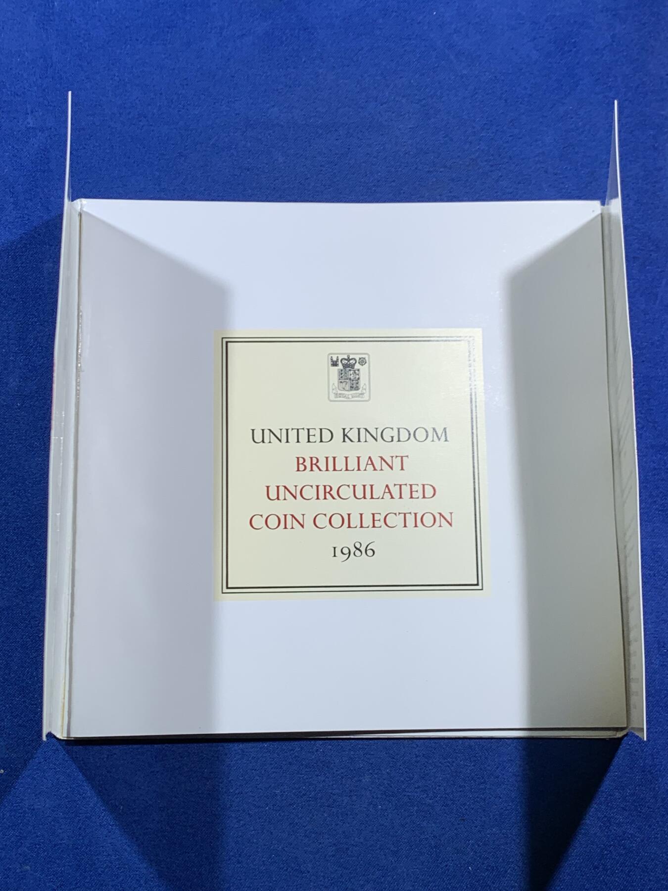 《竞宝斋》第462场 周日，周一，2场连拍 （全场包邮）欢迎送拍 英国1986年套币，1枚2英镑爱丁堡运动会纪念币，1枚1英镑北爱尔兰亚麻纪念币，8枚币，册证齐全，品相精美