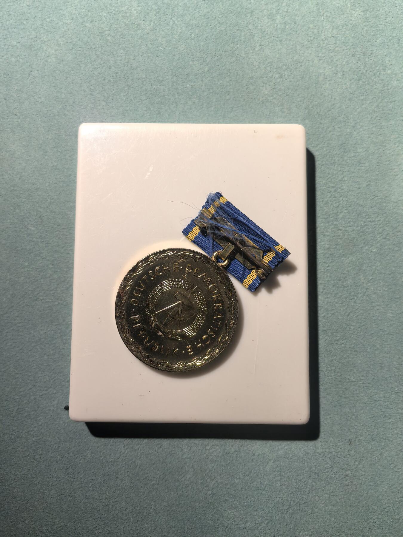 盛世勋华——号角文化勋章邮票专场拍卖第302期 东德金级佩斯塔洛齐奖章（授予教师） 带原盒