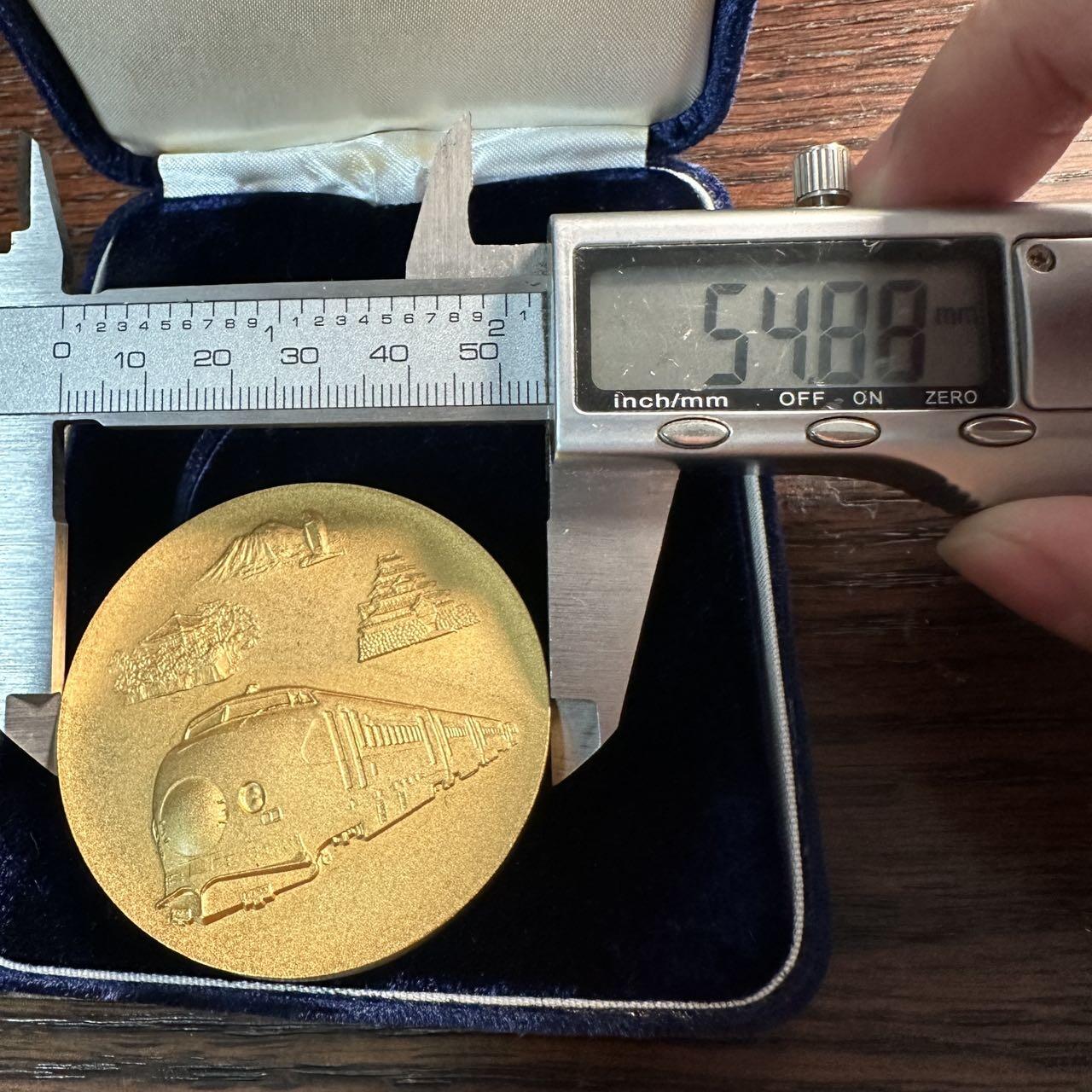 蒂克钱币-第57场 日本章 企业章拍卖  日本 上越新干线 开业纪念镀金章54mm 95g