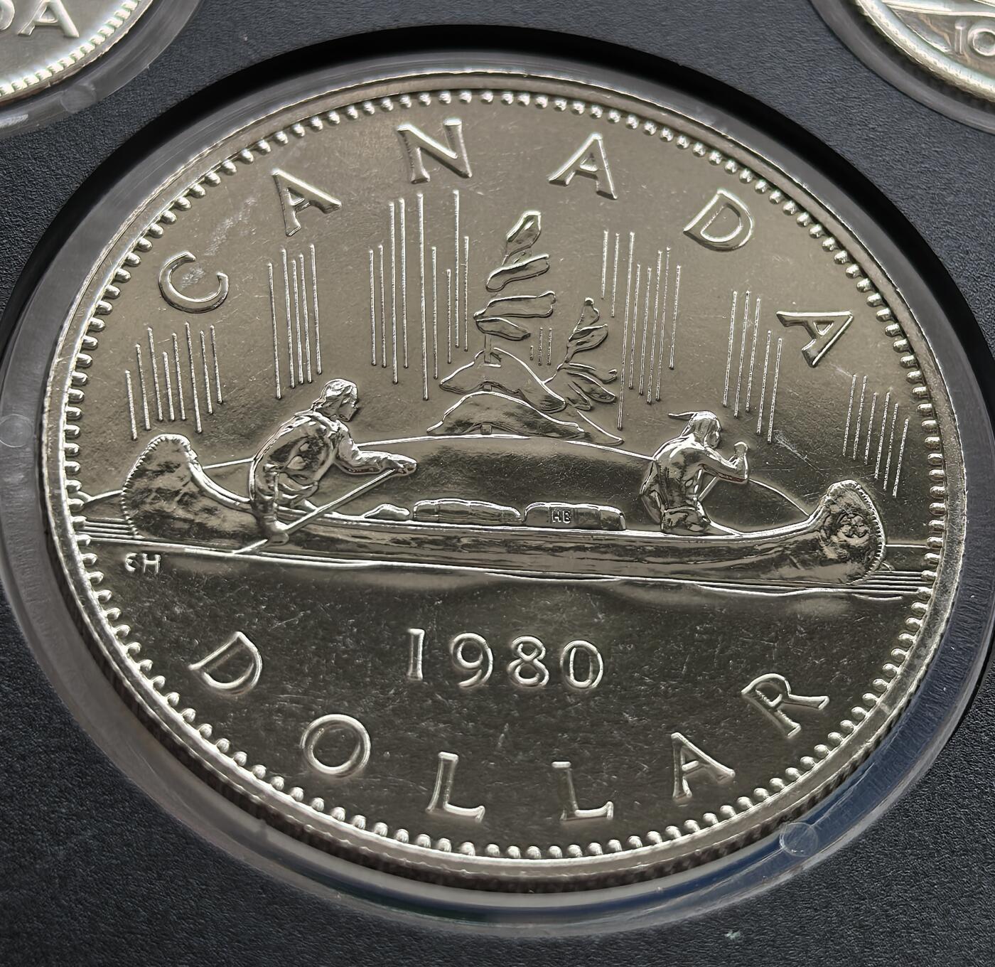 外国优质老铜币高银银币，周六九点倒数截拍，满百包邮，持续收拍 精制1980年加拿大大1 元，正面为伊丽莎白二世头像，背面饰原住民与欧洲人共划独木舟图案，见证加拿大探索史。光泽温润，品相完好，是加拿大标志性主币，属英联邦货币收藏精品，兼具历史与收藏价值。