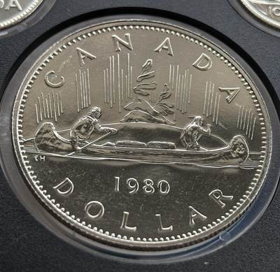 外国优质老铜币高银银币，周六九点倒数截拍，满百包邮，持续收拍 - 精制1980年加拿大大1 元，正面为伊丽莎白二世头像，背面饰原住民与欧洲人共划独木舟图案，见证加拿大探索史。光泽温润，品相完好，是加拿大标志性主币，属英联邦货币收藏精品，兼具历史与收藏价值。